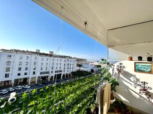 拉巴特Panoramic view of downtown Rabat的从大楼的阳台上可欣赏到风景