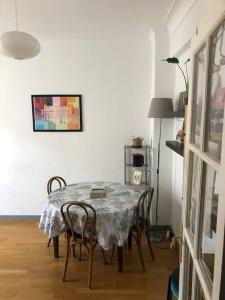 维勒瑞夫Next to Paris Metro - Calm & Convenient Apartment的一间带桌椅的用餐室