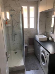 维勒瑞夫Next to Paris Metro - Calm & Convenient Apartment的带淋浴和洗衣机的浴室