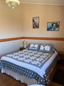 瓦尔帕莱索El Mirador De Valparaiso的一间卧室配有蓝色和白色床单