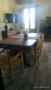 阿雷科河畔卡门Casa De Campo El Corral的客厅配有桌椅