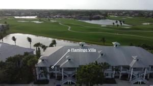 那不勒斯GreenLinks Golf View Villa Flamingo at Lely Resort的享有一座带高尔夫球场的建筑的空中景致