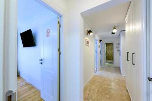 蒂米什瓦拉Five Stars Apartment的一条带白色墙壁和白色门的走廊