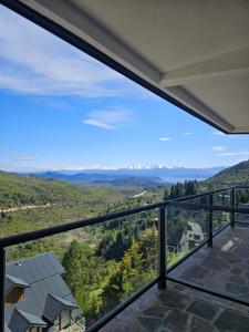 圣卡洛斯-德巴里洛切Monoambiente a estrenar en Bariloche的房屋的阳台享有风景。