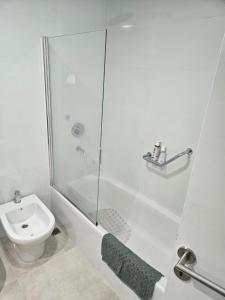 圣卡洛斯-德巴里洛切Monoambiente a estrenar en Bariloche的带淋浴和卫生间的白色浴室