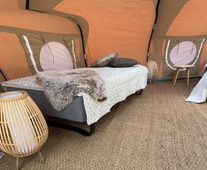 IdestrupRomantik Luxus Glamping 2的一间卧室配有一张带毯子的床和两把椅子