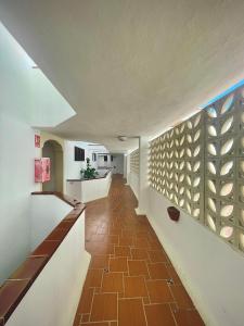 洛斯克里斯蒂亚诺斯CASA VARGAS-TENERIFE的房屋的走廊,铺有瓷砖地板