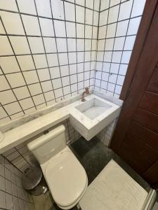 托兰克索Chalé Casa Vitoria - Quarto Inferior的一间带卫生间和水槽的浴室