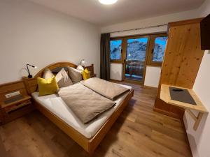 斯拉德明Haus Tennstein的一间卧室配有一张带黄色枕头的大床