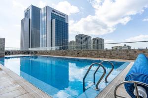 内罗毕Elite One Bedroom Apartment,Swimming pool, gym, workspace ,Wonderiss Homes Westland Living的一座高楼屋顶上的游泳池