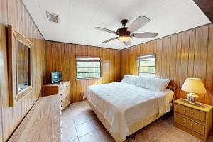 塔维涅Fair Wind II的一间卧室配有一张床和吊扇