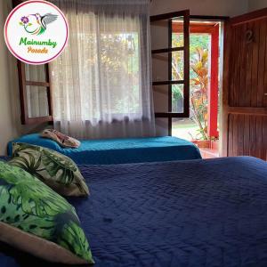 伊瓜苏港Mainumby- Colibri Posada的一间卧室设有两张床,还有一个标牌上写着木乃伊天堂