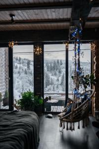 斯拉夫西克Карпатське Hygge的卧室享有白雪 ⁇ 的山景