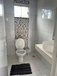 DianópolisApto Serras Gerais的一间带卫生间和水槽的浴室