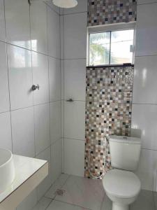 DianópolisApto Serras Gerais的白色的浴室设有卫生间和淋浴。