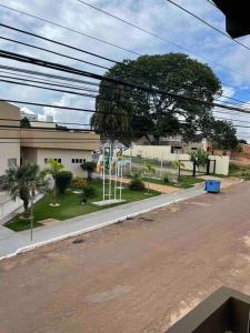 DianópolisApto Serras Gerais的一条空的街道,旁边是树的建筑