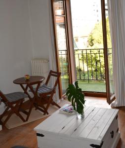 日内瓦HOCORAS Apartment的客房设有桌椅和阳台。