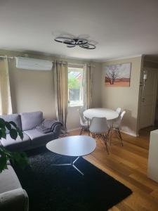 卑尔根Nesttunveien appartments的客厅配有沙发和桌子