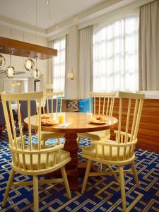 伯灵顿波士顿伯灵顿ES套房圣淘沙集团酒店的一间带木桌和椅子的用餐室