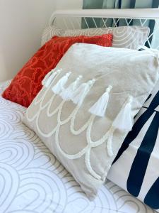 莱斯特FOSSE LUXURY ROOMS的一张带白色毯子和红色枕头的床