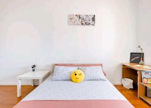 里斯本Rigoli Room的一间卧室配有一张黄色枕头的床