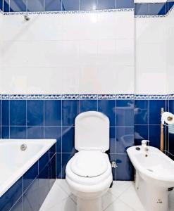 里斯本Rigoli Room的浴室配有卫生间、浴缸和水槽。