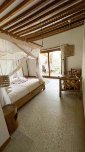 马特姆维Boutique Villa Unaweza的一间卧室设有一张大床和一个窗户。