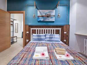 安科纳Marina di Piazzadarmi的一间卧室配有一张大床和两条毛巾