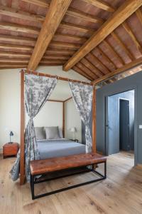蒙塔尔奇诺Tuscany View Montalcino的一间卧室设有一张床和木制天花板