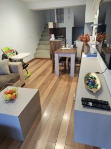 大特尔诺沃Апартамент България的客厅配有沙发和桌子