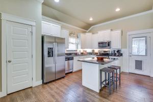 阿比林Centrally Located Abilene Home Near ACU and Downtown的厨房配有白色橱柜和不锈钢用具