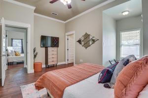 阿比林Centrally Located Abilene Home Near ACU and Downtown的一间卧室配有一张床和一台平面电视