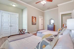 阿比林Centrally Located Abilene Home Near ACU and Downtown的一间卧室配有两张床和吊扇