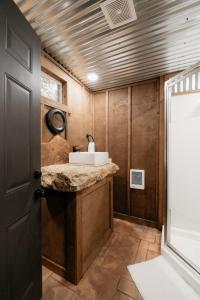 布兰森Cozy Unique Glamping on 53 acres - Bedrock Site的一间带水槽和卫生间的浴室