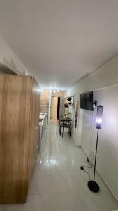 雅典Athens Studio的一间设有走廊、桌子和灯的房间
