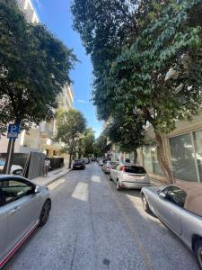 雅典Athens Studio的路边有汽车的街道