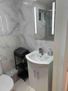 特拉利Atlantic Sea View的白色的浴室设有水槽和镜子