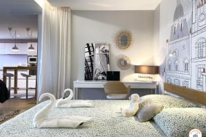 凯恩Entre Ciel et Terre - Vue Magnifique - Loft的两个天鹅坐在卧室的床上