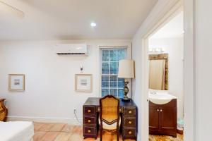 西棕榈滩Old Northwood Cottage - A的一间卧室配有书桌和盥洗盆。