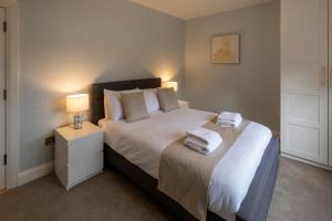 卡斯尔布莱尼The Hillcrest, Luxury Accommodation in Castleblayney Town的一间卧室配有一张床,上面有两条毛巾