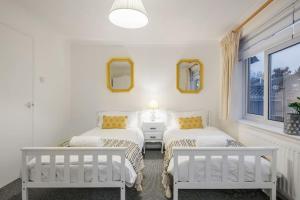 WinkfieldNewly renovated 5 Bed - Call 4 LONG STAY discount的带窗户的客房内的2张白色床