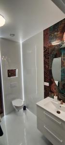 下乌斯奇基Dream House Naftowa的白色的浴室设有卫生间和水槽。