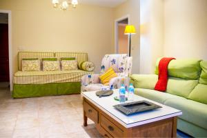伊斯兰蒂拉La Antilla Dreams: Apartamento cerca del mar的带沙发和咖啡桌的客厅