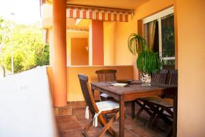 伊斯兰蒂拉La Antilla Dreams: Apartamento cerca del mar的餐桌、椅子和盆栽