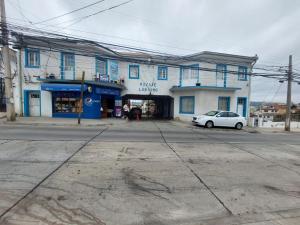 维纳德马Casa Grande En Recreo的停在蓝色建筑前的白色汽车