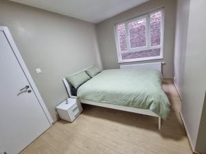 沙勒罗瓦SweetPlace Forever in Charleroi (Appart2)的一间小卧室,配有床和窗户