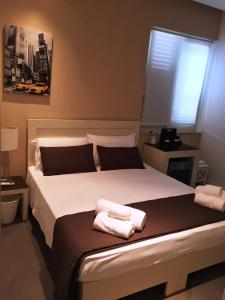 雷焦卡拉布里亚Casual Stay Galileo的一间卧室配有一张大床和两条毛巾