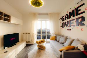 维罗纳[Arcade House] Verona Fiera Netflix + Videogame的带沙发和电视的客厅