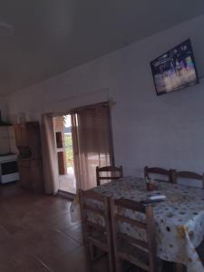 科洛尼亚-德尔萨克拉门托Estadía Nuestro Sueño的一间带桌椅的用餐室和一间厨房