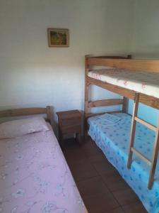 科洛尼亚-德尔萨克拉门托Estadía Nuestro Sueño的客房设有两张双层床和一张桌子。